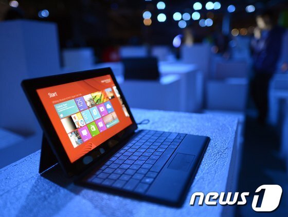 본문 이미지 - MS의 첫 태블릿 PC인 서피스 © AFP=News1  