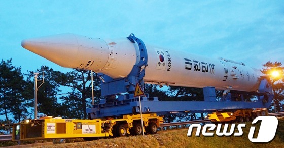 (서울=뉴스1) 오대일 기자 = 한국 첫 우주발사체 '나로호(KSLV-1)'의 3차 발사가 연기된 26일 전남 고흥군 외나로도 나로우주센터에서 나로호 발사체가 조립동으로 이송되고 …