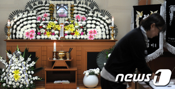 (서울=뉴스1) 안은나 인턴기자 = 26일 새벽 화재로 숨을 거둔 故 김주영 장애인 활동가의 빈소가 마련된 서울 성동구 한양대학교 병원 장례식장에서 27일 오후 조문객들이 조문하고 …