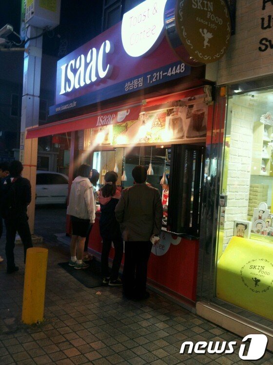 본문 이미지 - 연재양은 거리에서 청소년들이 가장 싸게 한 끼를 떼우는 곳으로 토스트가게를 추천했다.© News1 