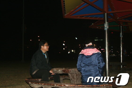 본문 이미지 - 영재양이 영화관에서 나와 안내한 태화강 둔치 벤치 이곳 저곳에서는 청소년들이 이미 술판을 벌이고 있었다.© News1 