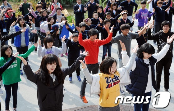 (서울=뉴스1) 허경 기자 = 28일 오후 서울 송파구 성내천 물놀이장에서 열린 2012 아동권리축제에서 참가 학생들이 학교폭력 예방 플래시몹을 선보이고 있다. 2012.10.28 …
