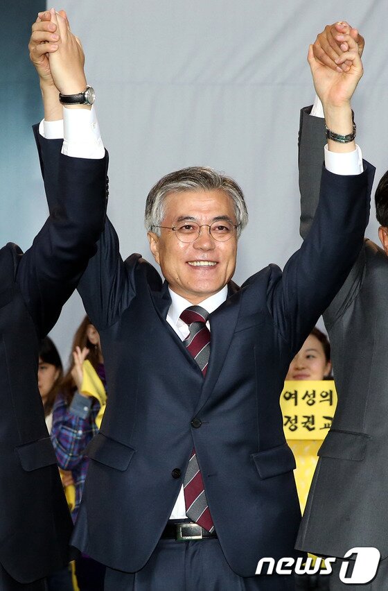 본문 이미지 - 지난해 10월18일 전북 전주를 방문한 문재인 민주통합당 전 대선후보. 문 전 후보는 이날 전주에서 열린 전북도당 선거대책위원회 출범식에 참석해 국민연금공단 기금운용본부 전북이전을 약속했다.2012.10.28/뉴스1 © News1   이광호 기자