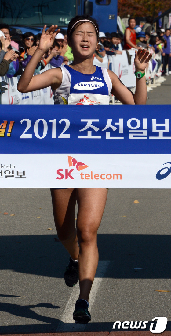 (서울=뉴스1) 이동원 기자 = 28일 춘천 시에서 열린 2012 조선일보 춘천 마라톤 대회에서 여자부 1위를 차지한 삼성전자 박유진이 골인하고 있다. (조선일보 제공)2012.1 …