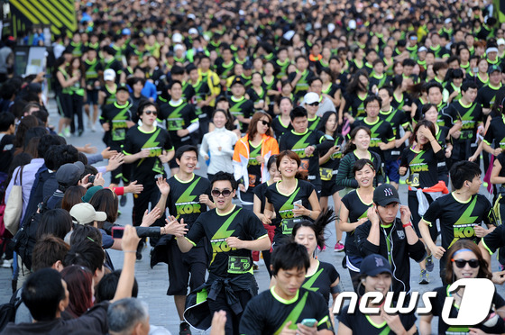 (서울=뉴스1) 박지혜 기자 = 28일 오후 서울 광화문광장에서 열린 '나이키 위 런 서울 10K(NINE WE RUN SEOUL 10K)' 대회에서 참가자들이 출발하고 있다. 나 …