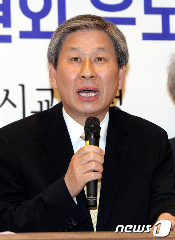 (서울=뉴스1) 안은나 인턴기자 = 정용상 민주진보 서울교육감 후보가 29일 오전 서울 중구 정동의 한 카페에서 열린 '2012 민주진보 서울교육감 추대위원회 후보 기자회견'에서 …