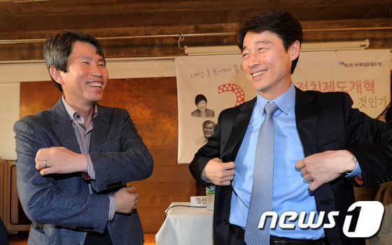 (서울=뉴스1) 박지혜 기자 = 이인영 문재인 캠프 공동선대위원장과 송호창 안철수 캠프 공동선대본부장이 29일 오후 서울 정동 프란치스코 교육회관 대강당에서 열린 '정치제도개혁 어 …