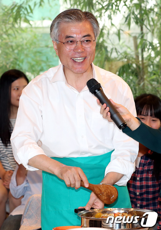 (서울=뉴스1) 양동욱 기자 = 문재인 민주통합당 대통령 후보가 3일 오전 서울 마포구 서교동의 한 카페에서 열린 문재인과의 가을데이트 '여심, 문심' 에서 온라인 여성카페 회원들 …