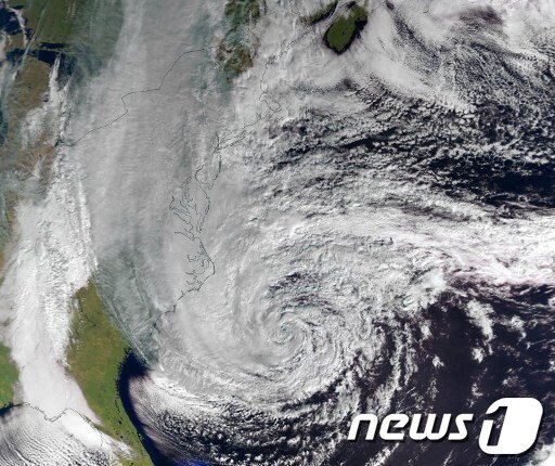 본문 이미지 - 10월 28일 허리케인 샌디의 위성사진 © AFP=News1 