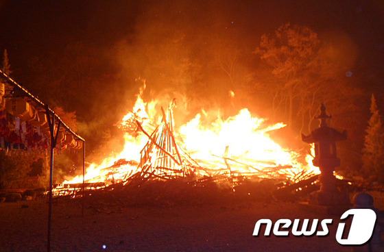 (서울=뉴스1) 박세연 기자 = 31일 오전 새벽2시10분쯤 전북 정읍시 내장산 내장사에서 원인 불명의 화재가 발생해 대웅전이 전소됐다. 화재는 사설 보안업체의 감지시스템에 의해 …