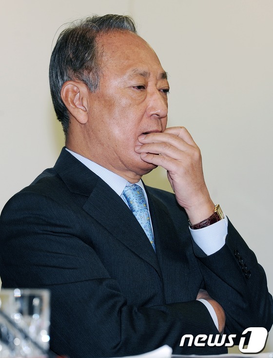 (서울=뉴스1) 손형주 인턴기자 = 김승유 학교법인 하나고등학교 이사장(전 하나금융지주 회장)이 31일 오전 하나은행본점에서 하나고등학교 비방광고와 관련된 반박 기자회견을 열고 있 …