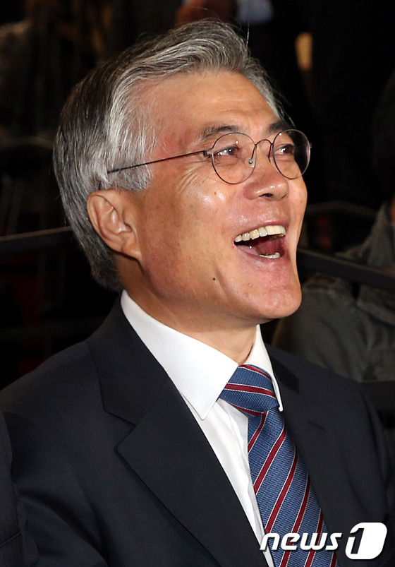 (서울=뉴스1) 이광호 기자 = 문재인 민주통합당 대선후보가 31일 오전 서울 영등포구 하자센터에서 복지비전 발표를 마친뒤 활짝 웃고 있다.2012.10.31/뉴스1