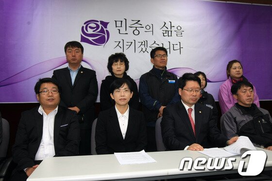 본문 이미지 - 이정희 통합진보당 대통령후보가 31일 오전 광주시의회에서 기자회견을 갖고 있다.© News1 김태성 기자  