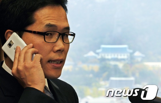 (서울=뉴스1) 허경 기자 = 비비케이북스 이병원 대표가 31일 오전 서울 중구 프레스센터에서 열린 'BBK의 배신' 출판 기자회견에서 김경준 부인 이보라 씨와 전화통화를 하고 있 …