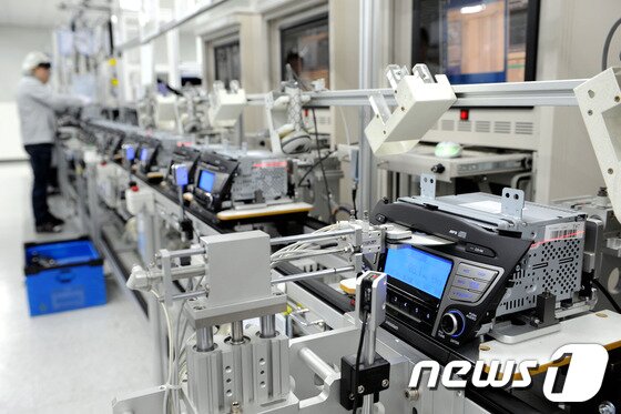 본문 이미지 - 현대모비스 진천공장의 오디오 자동검사라인(사진제공=현대모비스)© News1   류종은 기자