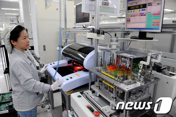 본문 이미지 - 현대모비스 진천공장의 검사라인(사진제공=현대모비스)© News1   류종은 기자