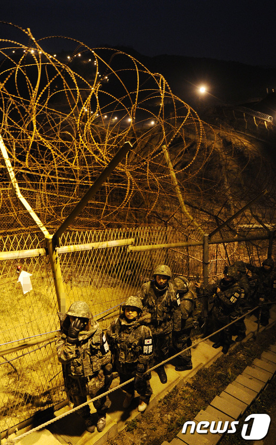(철원=뉴스1) 박지혜 기자 = 남자친구를 군대에 보낸 여성들이 지난 30일 밤 강원도 철원지역 최전방부대에서 현역들과 함께 야간 GOP(일반전방소초) 철책 경계근무 체험을 하고 …
