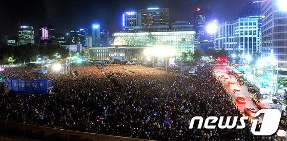 본문 이미지 - 4일 오후 서울 시청광장에서 열린 월드스타 가수 싸이 무료콘서트를 보기위해 몰려든 시민들이 서울도심을 가득 메우고 있다. © News1 
