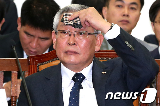 (서울=뉴스1) 이광호 기자 = 이종우 중앙선거관리위원회 사무총장이 5일 오전 국회에서 열린 행정안전위원회 중앙선거관리위원회에 대한 국정감사에서 손수건으로 땀을 닦고 있다.2012 …