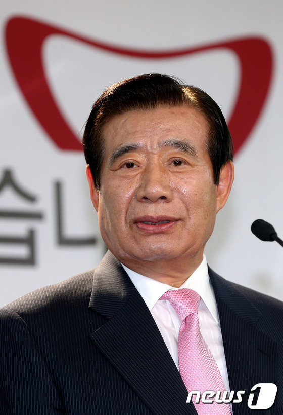(서울=뉴스1) 박정호 기자 = 고(故) 김대중(DJ) 전 대통령의 비서실장을 지낸 한광옥 전 새천년민주당 대표가 5일 오후 서울 여의도 새누리당사에서 입당 기자회견을 하고 있다. …