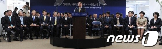 본문 이미지 - 무소속 안철수 대선 후보가 지난 7일 서울 종로구 공평동 선거캠프 사무실에서 '정책비전'을 발표하고 있다. 2012.10.7/뉴스1 © News1 송원영 기자