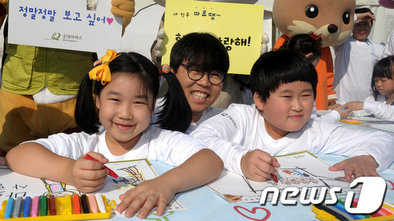 (서울=뉴스1) 안은나 인턴기자 = 7일 오전 서울 송파구 올림픽공원에서 열린 굿네이버스 주최 '제1회 가족그림편지쓰기대회'에서 배우 정은표와 자녀 하은, 지웅 남매가 그림 편지를 …