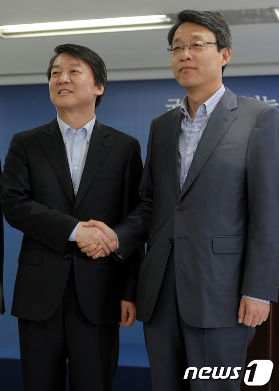 (서울=뉴스1) 안은나 인턴기자 = 무소속 안철수 대선 후보의 선거캠프에 합류한 새누리당 김성식 전 의원이 7일 오후 서울 종로구 공평동 안 후보의 캠프에서 안철수 후보와 악수를 …