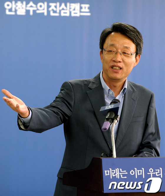 (서울=뉴스1) 안은나 인턴기자 = 무소속 안철수 대선 후보의 선거캠프에 합류한 새누리당 김성식 전 의원이 7일 오후 서울 종로구 공평동 안 후보의 캠프에서 기자회견을 갖고 있다. …