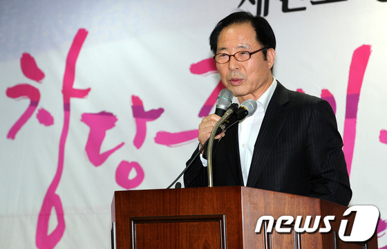 (서울=뉴스1) 박지혜 기자 = 권영길 전 민주노동당 대표가 7일 오후 서울 용산구 철도회관에서 열린 새진보정당추진회의 창당준비위원회 결성대회에 참석해 인사말을 하고 있다. 이날 …