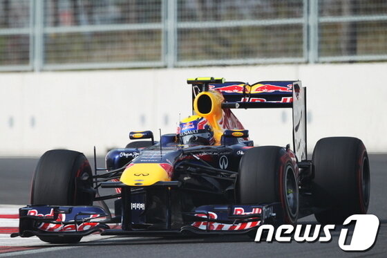 본문 이미지 - 남색바탕에 빨강과 노랑이 어우러진 레드불 F1머신