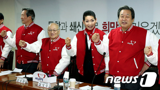 (서울=뉴스1) 이종덕 기자 = 새누리당 중앙선거대책위원회 전체회의에서 김무성 총괄본부장, 김용준,김성주 공동선대위원장을 비롯한 참석자들이 빨간색 야구점퍼를 입고 '박근혜 화이팅' …