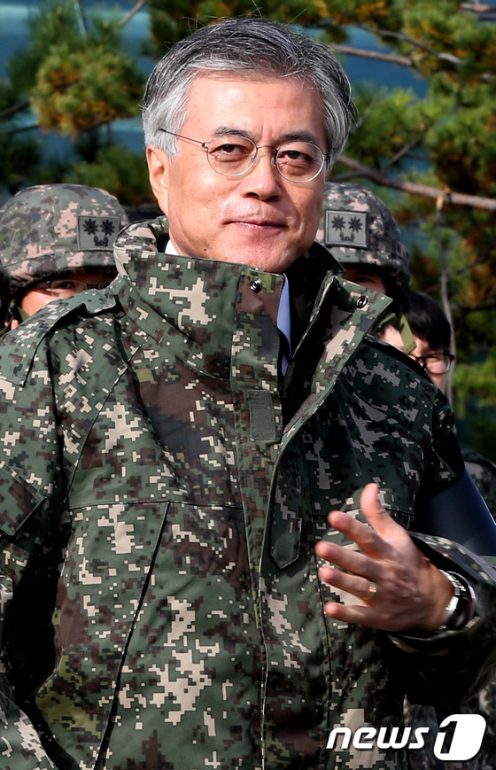 (고성=뉴스1) 이광호 기자 = 문재인 민주통합당 대선후보가 1일 오전 22사단 소속 GOP부대를 방문하기 위해 강원도 고성군 동해선도로남북출입사무소 앞에서 군복을 입고 있다.20 …