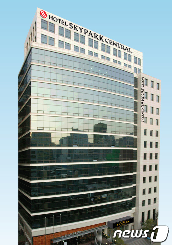 (서울=뉴스1) 김보영  = 토종 호텔한류를 꿈꾸는 호텔 스카이파크 센트럴이 1일 명동에 4호점을 오픈했다. 호텔 스카이파크 4호점은 15층 중 6층부터 12층까지 레이디스 플로어 …