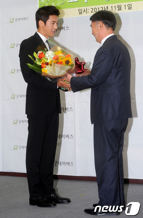 배우 고수가 1일 오전 서울 용산구 청파동 굿네이버스 본부에서 열린 국제구호개발 NGO '굿네이버스' 홍보대사 위촉식에 참석해 이일하 회장에게 꽃다발을 받고 있다. 2012.11. …