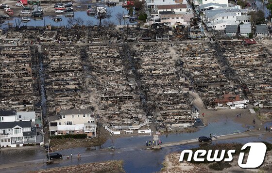 본문 이미지 - 허리케인 샌디가 상륙했을 때 발생한 화재로 뉴욕 퀸즈에서 50여가구가 불에 탔다 © AFP=News1 