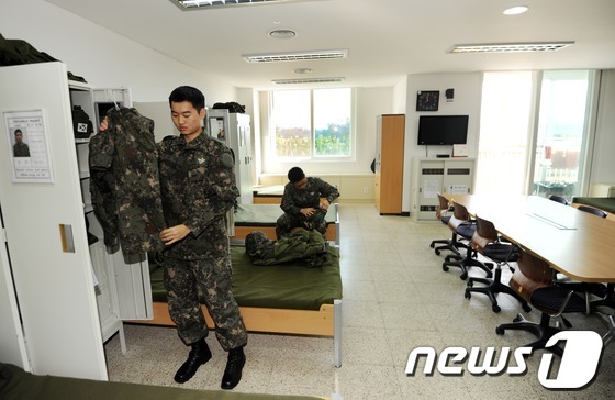 (서울=뉴스1) 이정선 기자 = 13일 오전 서울 용산구 국방부 근무지원단 병영생활관 내무반에서 관물대를 정리하고 있다. 이번에 새로 신축된 병영생활관은 약 900억 원의 예산을 …