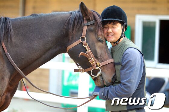 본문 이미지 - 국토 종주에 성공한 이태준(오른쪽)씨와 윈디/사진제공=한국마사회© News1  