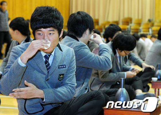 (전주=뉴스1) 김대웅 기자 = 16일 전주 동암고등학교 다목적 체육관에서 3학년 학생을 대상으로 열린 '성년례'에서 학생들이 술의 의식인 초례와 독약례에 대한 체험을 하고있다.2 …