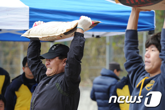 (충북=뉴스1) 김용빈 기자 = 16일 오전 충북 청주시 상당구 김수녕양궁장에서 열린 도로기동반 공개경쟁채용 체력시험에서 지원자들이 아스콘포대(25kg) 오래들기를 하고 있다. 이 …