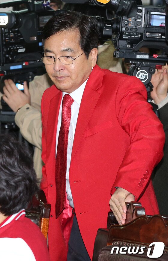 본문 이미지 - 새누리당 심재철 최고위원이 19일 오전 서울 여의도 당사에서 열린 중앙선거대책위원회 회의에 참석하고 있다. © News1 양동욱 기자