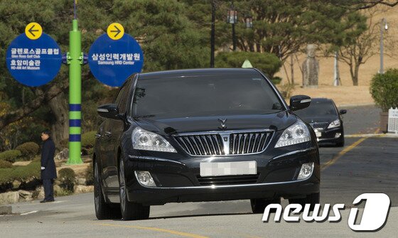 본문 이미지 - 삼성그룹의 창업주 호암 이병철 회장의 25주기 추모식이 진행된 19일 오전 경기 용인 선영에서 이재용 삼성전자 사장의 차량이 추모식을 마친 뒤 선영을 나서고 있다. 2012.11.19/뉴스1 © News1   이명근 기자