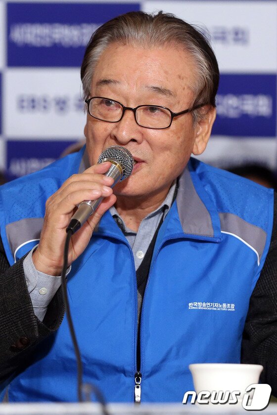 본문 이미지 - 한국방송연기자노동조합이 출연료 미지급 문제로 KBS 촬영거부에 들어간 가운데 20일 오후 서울 여의도 한 음식점에서 열린 출연료 미지급 긴급기자회견에서 배우 이순재가 발언을 하고 있다. &#40;뉴스1 DB&#41; 2012.11.20 /뉴스1