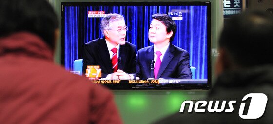 본문 이미지 - 민주통합당 문재인, 무소속 안철수 대선 후보의 단일화 방식 협상이 진통을 거듭하고 있는 가운데 21일 밤 서울 용산구 서울역 대합실에서 시민들이 두 후보의 단일화를 위한 TV토론을 시청하고 있다. 2012.11.21/뉴스1 © News1 박지혜 기자