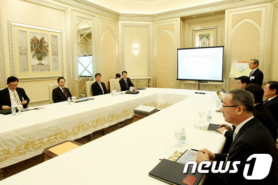 (서울=뉴스1) 오대일 기자 = 아랍에미리트(UAE)를 방문중인 이명박 대통령이 21일(현지시간) 에미리트 팰리스 호텔에서 아랍에미리트 유전개발 현황을 보고 받고 있다. (청와대 …