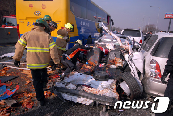 (서울=뉴스1) 김보영  = 22일 오전 11시 44분께 경부고속도로 상행선 양재IC 사이 달래내고개 부근에서 버스전용차로를 운행하던 고속버스가 일반차로를 달리던 차량들을 들이받으 …