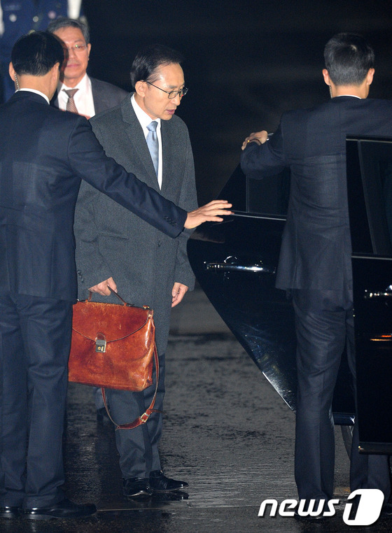 (성남=뉴스1) 박세연 기자 = 아랍에미리트(UAE) 방문 일정을 마무리 한 이명박 대통령이 22일 밤 경기도 성남시 서울공항을 통해 귀국해 차에 오르고 있다. 2012.11.22 …