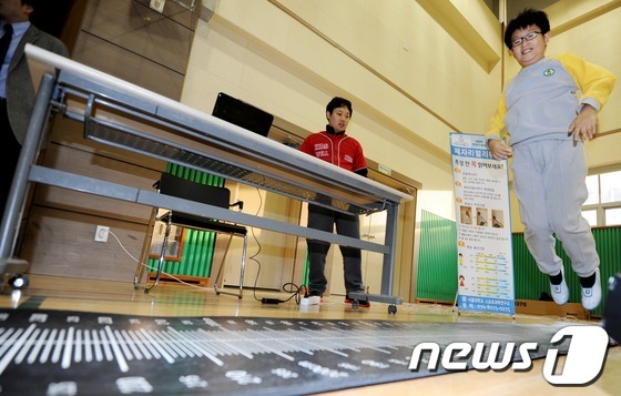 (서울=뉴스1) 이정선 기자 = 23일 오후 서울 성동구 경일초등학교에서 열린 ‘2012 학생건강체력 측정의 날’ 행사에서 참가 학생들이 제자리멀리뛰기를 하고 있다. 이번 행사는 …