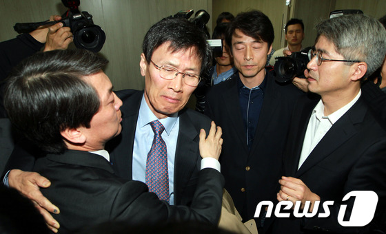 (서울=뉴스1) 박정호 기자 = 안철수 무소속 대선후보가 23일 오후 서울 종로구 선거캠프에서 가진 기자회견에서 대선후보직 사퇴의사를 밝힌 뒤 윤영관 국민정책본부장, 송호창 공동선 …