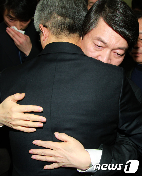 (서울=뉴스1) 박정호 기자 = 안철수 무소속 대선후보가 23일 오후 서울 종로구 선거캠프에서 가진 기자회견에서 대선후보직 사퇴의사를 밝힌 뒤 참모들과 포옹하고 있다. 이날 안 후 …