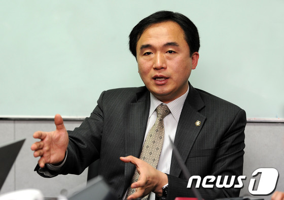 (서울=뉴스1) 박지혜 기자 = 성추문 파문을 일으킨 A검사의 상대측 B씨의 변호인 정철승 변호사가 25일 오후 서울 잠원동 사무실에서 기자회견을 갖고 있다. 한편 서울동부지검에서 …